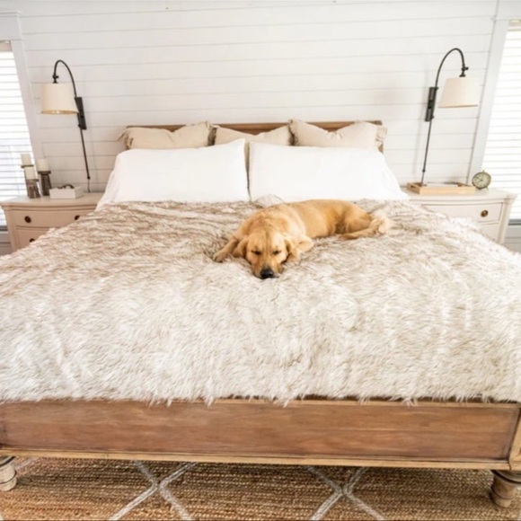 (NWT) PupProtector Waterproof Throw Blanket. Large (80”L X 62”W) - Picture 9 of 12